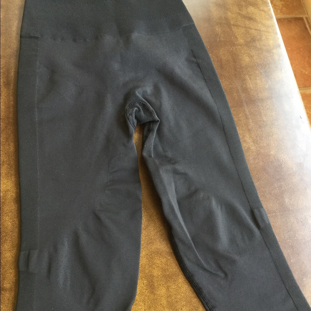 Lululemon black capris leggings size 4